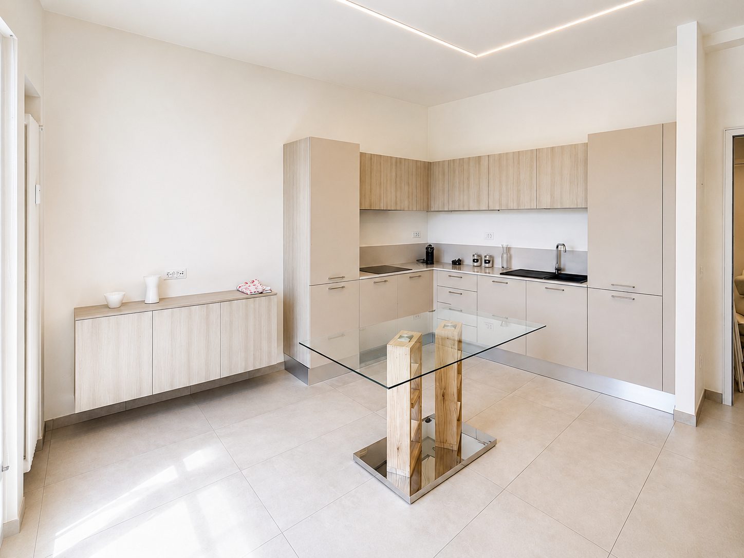 Elegant three-room apartment renovated with city view — 7