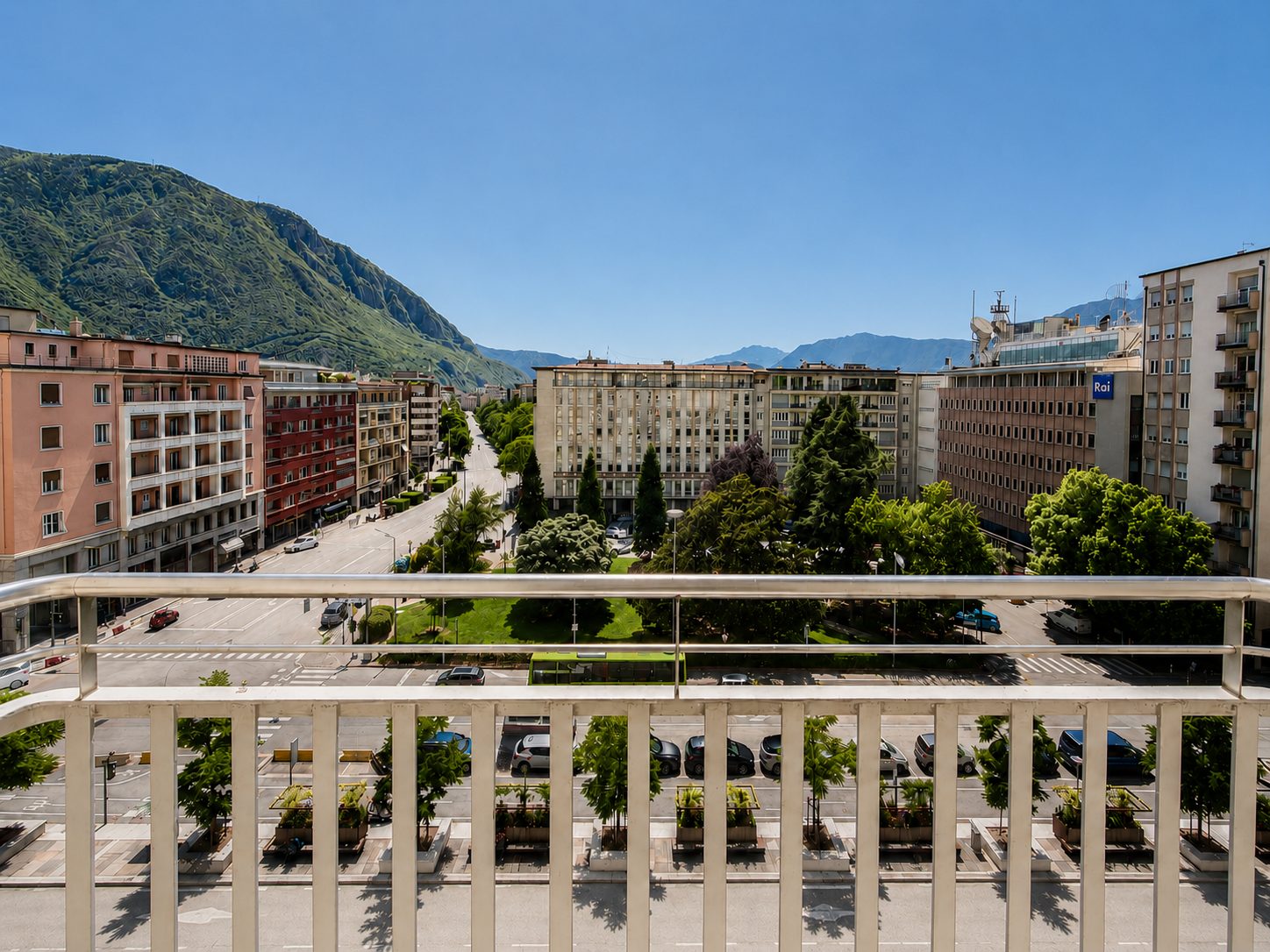 Elegant three-room apartment renovated with city view — 9