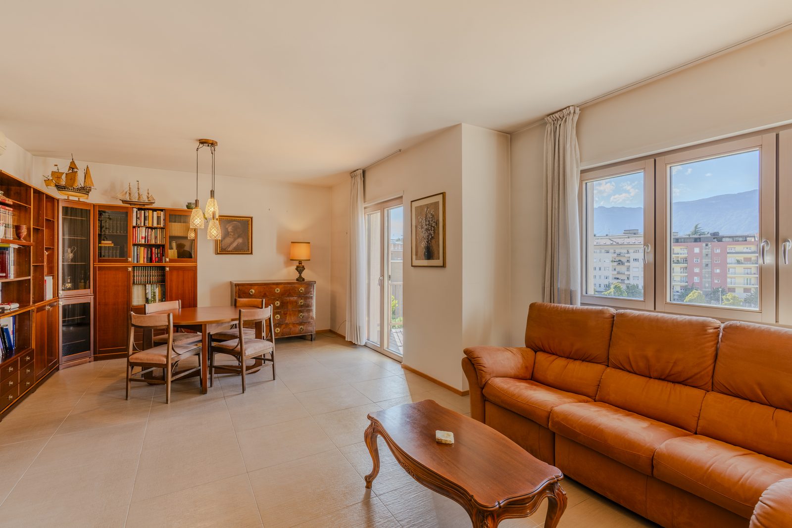 Ampio appartamento panoramico piano alto zona tribunale — 2