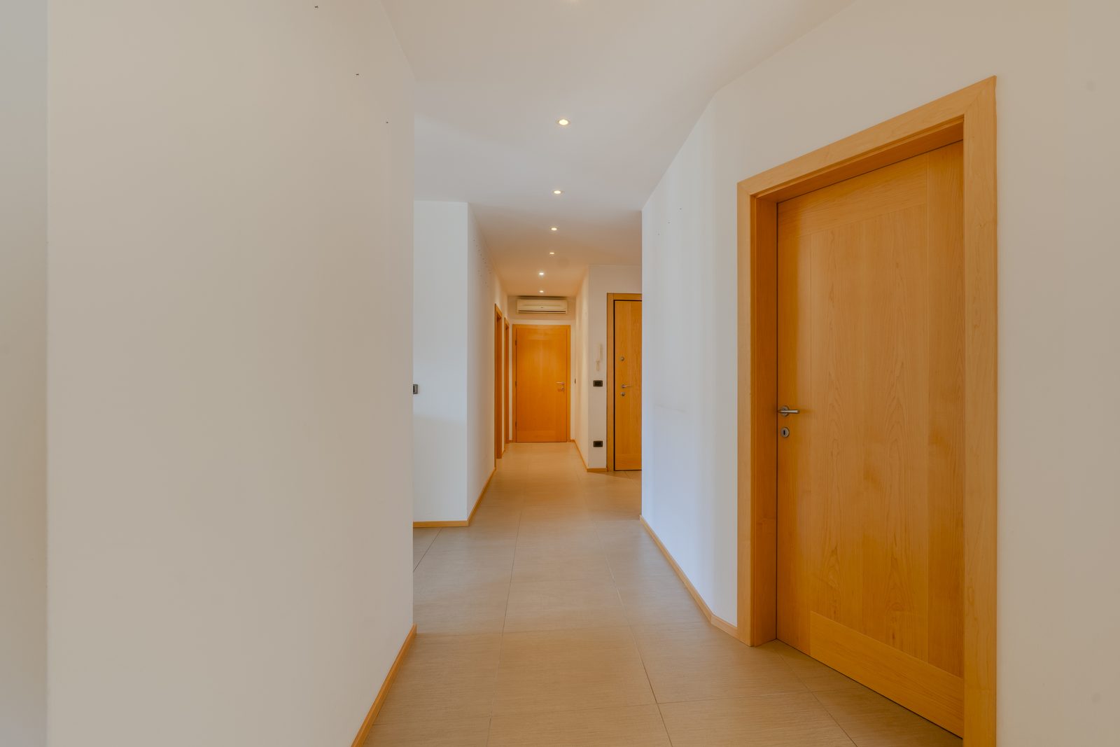 Ampio appartamento panoramico piano alto zona tribunale — 5