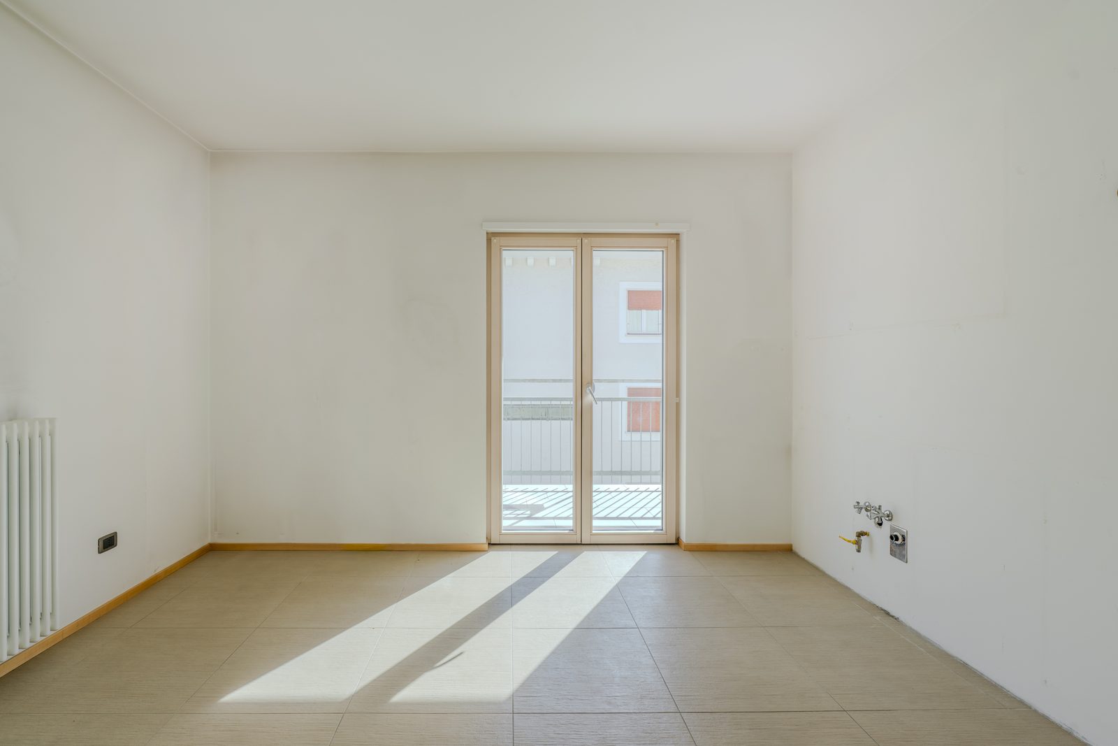 Ampio appartamento panoramico piano alto zona tribunale — 9