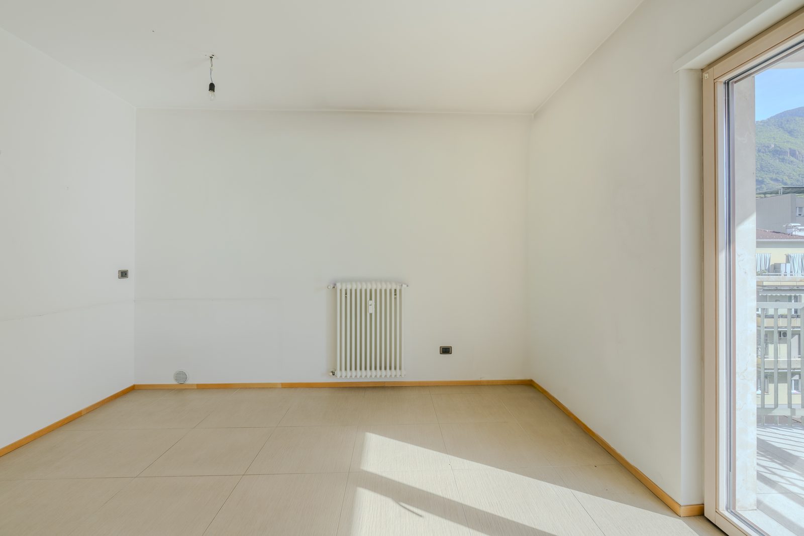 Ampio appartamento panoramico piano alto zona tribunale — 10