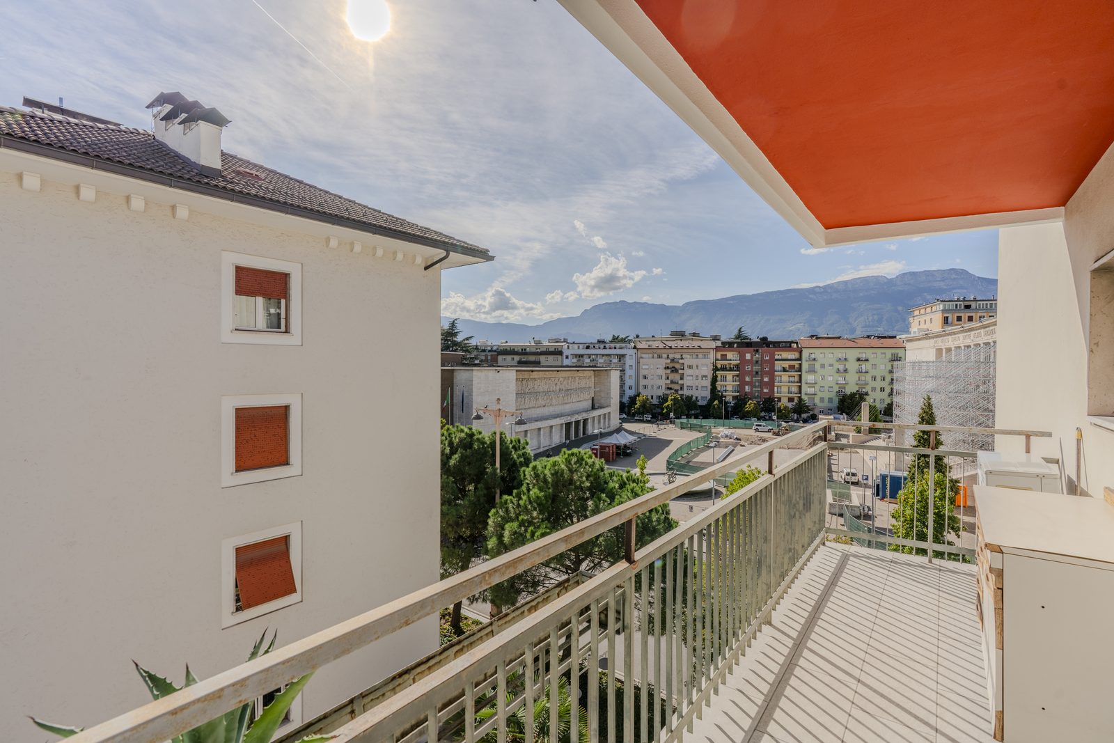 Ampio appartamento panoramico piano alto zona tribunale — 12