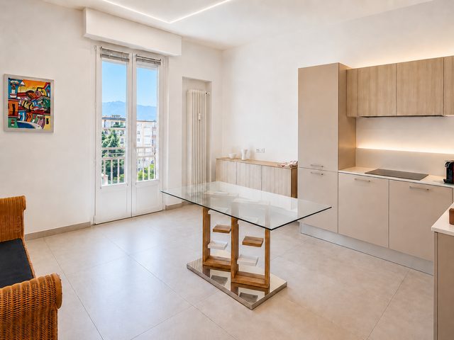 Elegant three-room apartment renovated with city view — 3