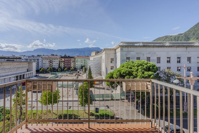 Ampio appartamento panoramico piano alto zona tribunale — 4