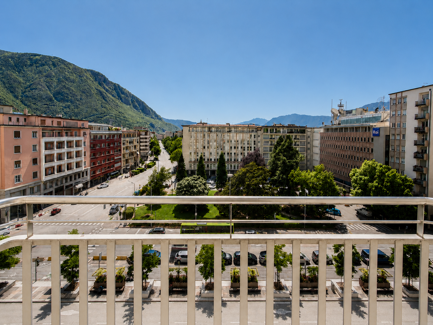 Elegante trilocale ristrutturato con vista sulla città — 9