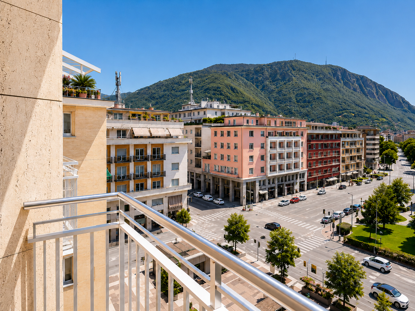 Elegante trilocale ristrutturato con vista sulla città — 5